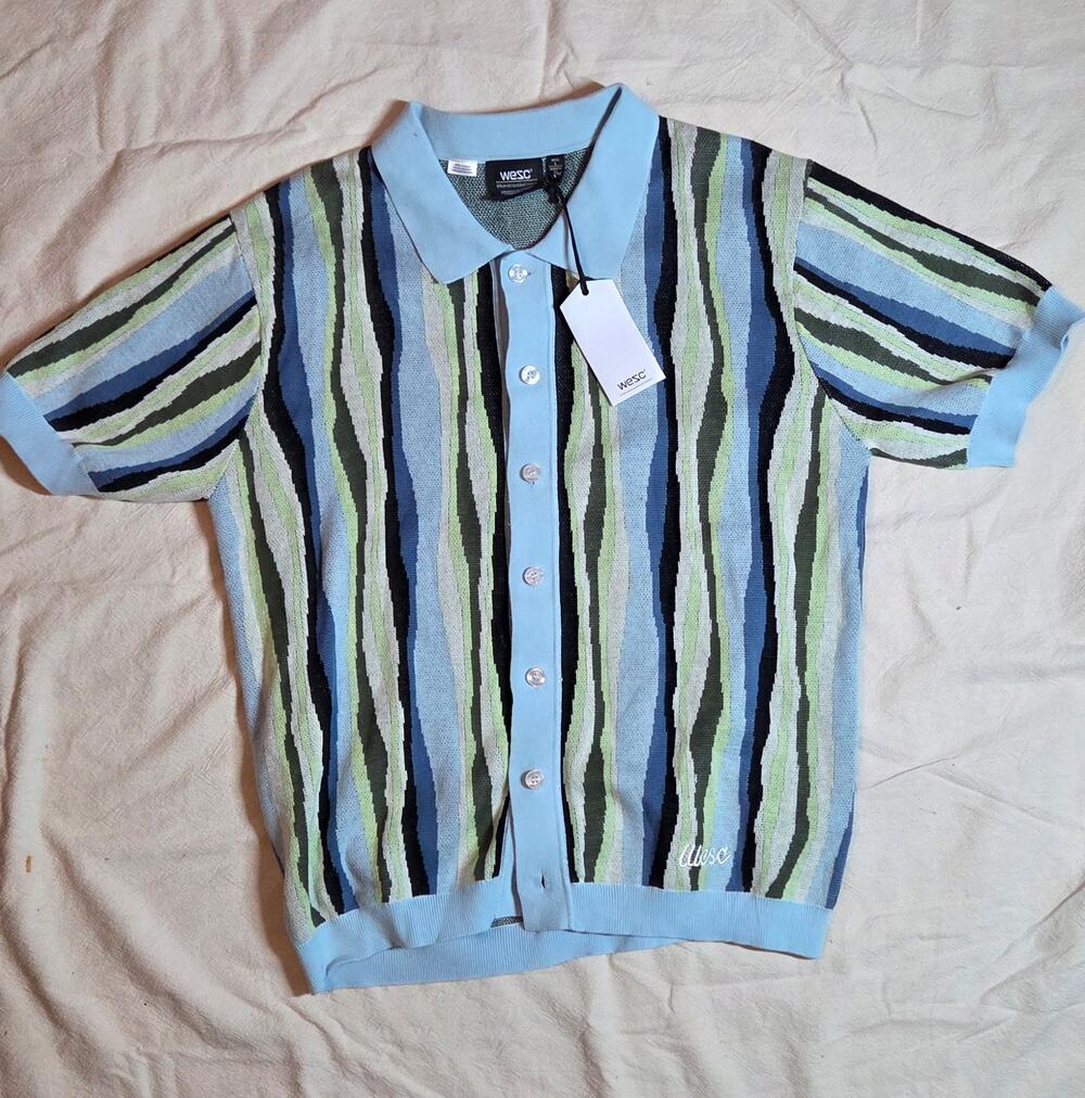 Title:
WeSC NWT Unisex Rippled Knit Polo Cardigan – Blue/Green Wavy – Men L